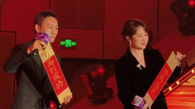 娇妻玩4p被3个男子伺候